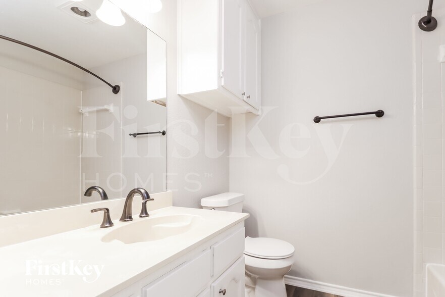 Building Photo - 1105 Carrington Ct