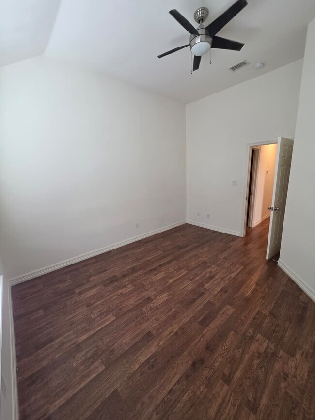 Building Photo - 16020 Fountainview Dr