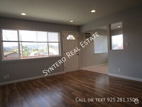 Building Photo - Upstairs 2 Bedroom/1 Bath Apartment with G...