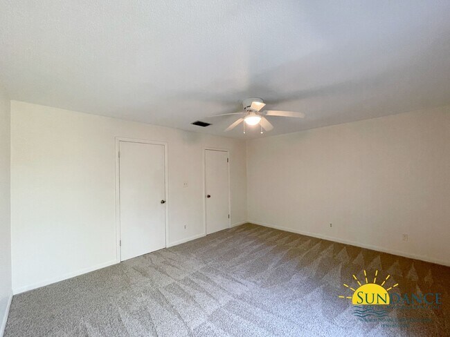Building Photo - Great Centrally Located 2 Bedroom Townhous...