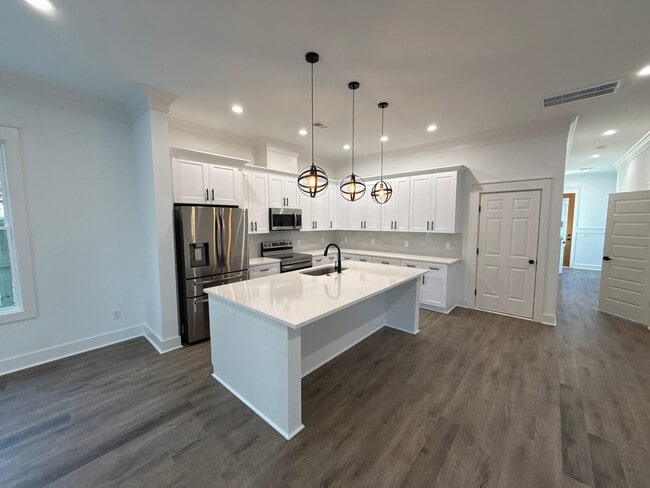 Building Photo - 2018 Riverview Ave