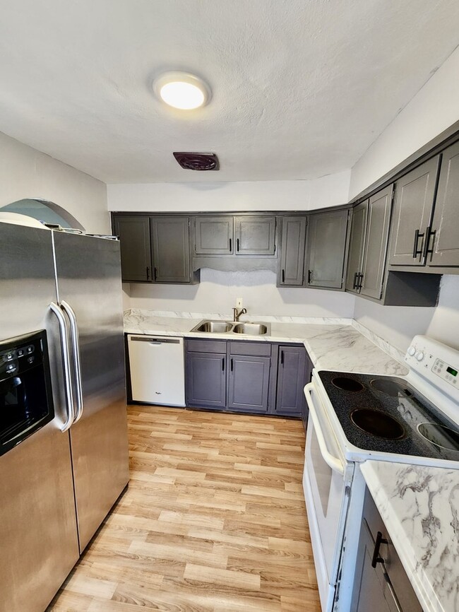 Building Photo - Beautiful brick 2 bedroom