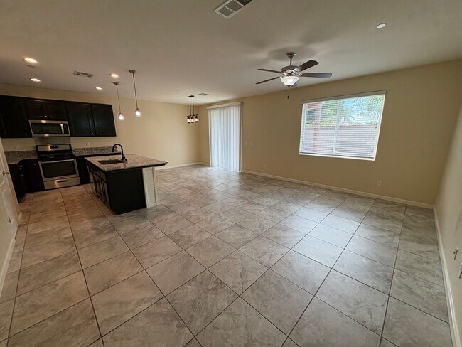 Building Photo - SE Visalia home Available Now!