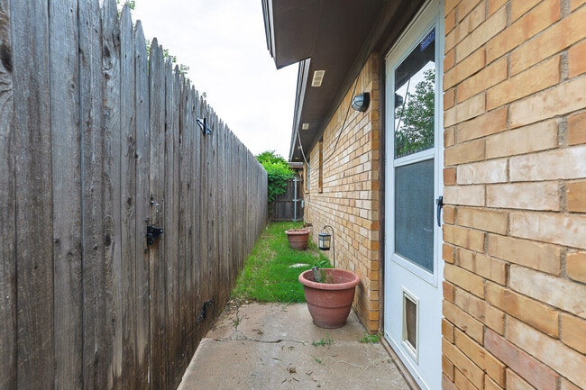 Building Photo - 4407 75th Dr