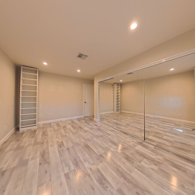 Building Photo - Modern style 2 Bed 2 bath Condo 1st Floor at The Lakes!