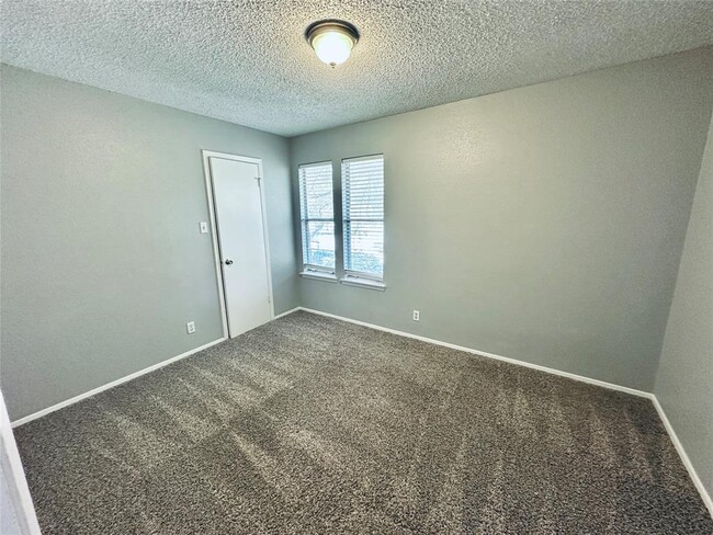 Building Photo - 1318 Southport Dr