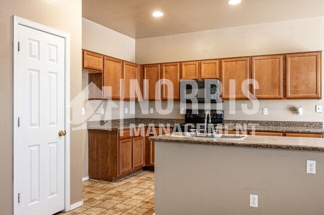Building Photo - Large Beautiful Home in Coolidge w/ SOLAR