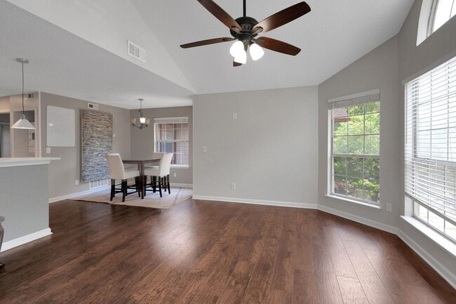 Building Photo - Charming 2BR Condo in Alpharetta