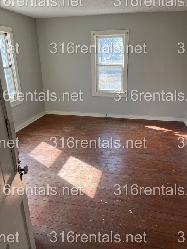 Building Photo - $775 - 2 bed 1 bath - Single Family Home