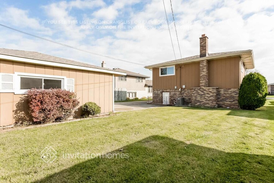 Building Photo - 8308 S 77th Ct