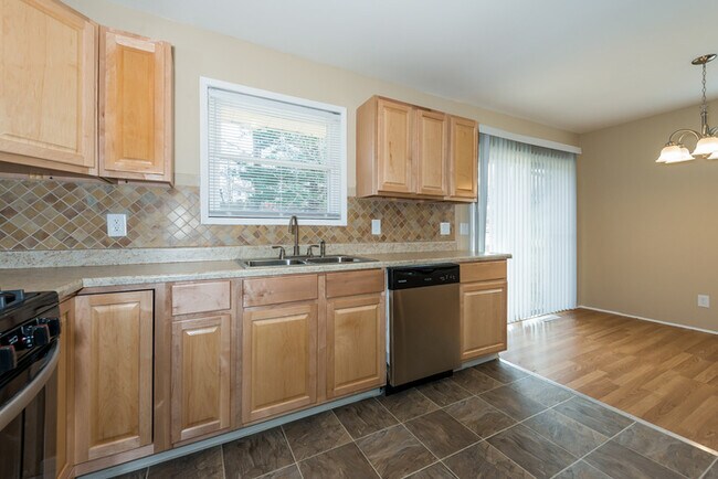 Building Photo - Beautiful 3BD Home Near Worlds of Fun!