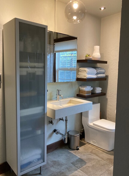 Bungalow Bath - 3720 Crestwood Pl