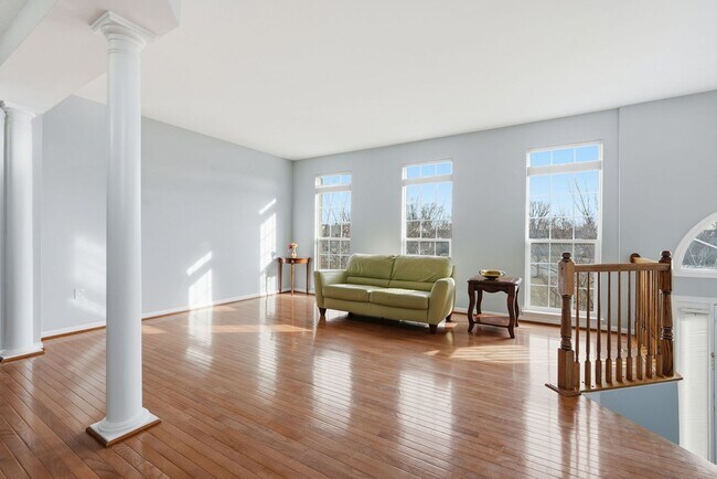 Building Photo - Located in a vibrant and highly sought after setting, this Richmond American Homes residence offe...