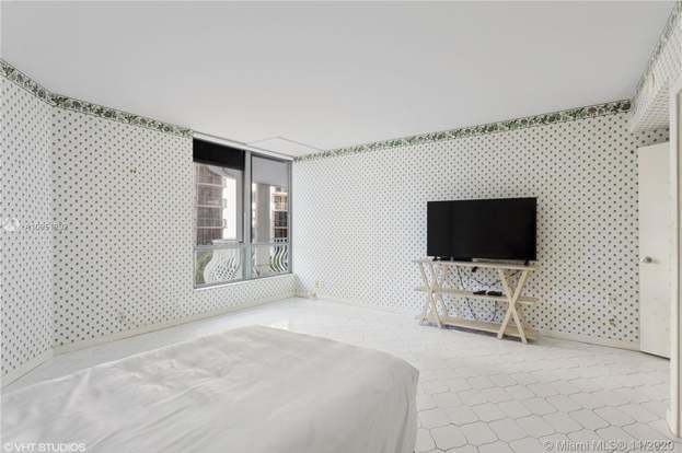 Building Photo - 10155 Collins Ave