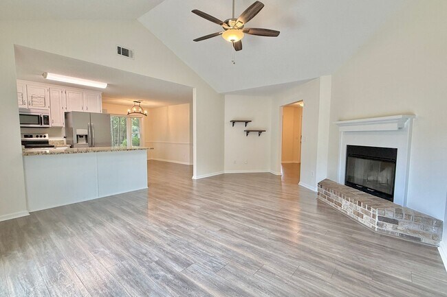 Building Photo - AVAILABLE NOW! (Pet Friendly)
