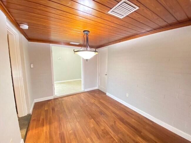 Building Photo - 311 Altaloma Ave