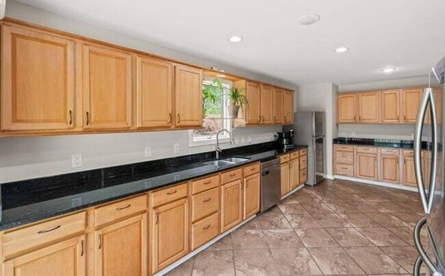Building Photo - MULTI-LEVEL CONTEMPORARY HOME NEAR THE SALUDA RIVER
