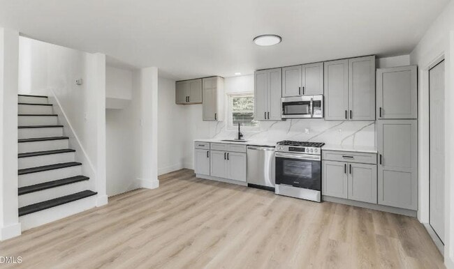 Building Photo - 413 Solar Dr