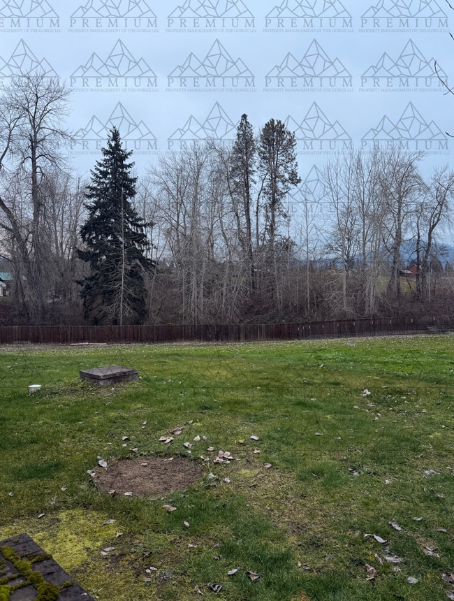 Building Photo - 3 Bedroom 2 Bathroom - Hood River