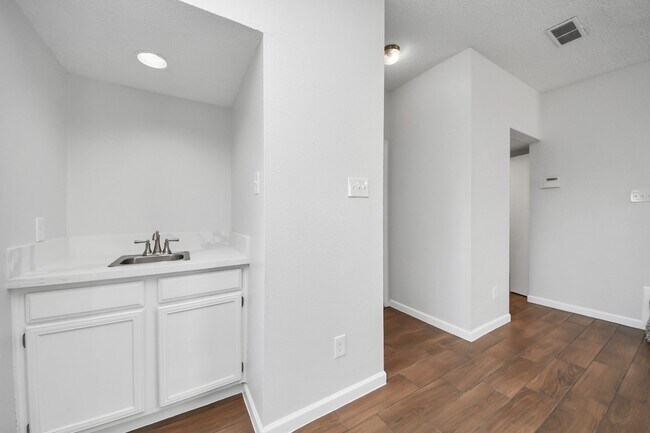 Building Photo - 3750 Tanglewilde St