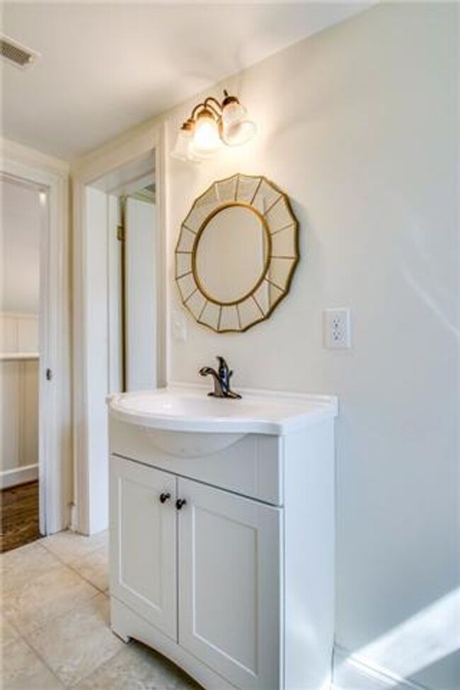 Building Photo - Stunning Renovated 1940s Home in Prime Eas...