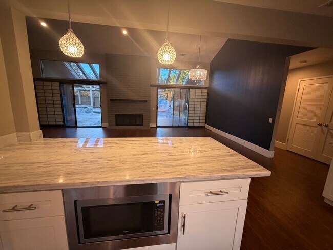 Building Photo - Gorgeous 3-Bedroom House in Gold River with pool