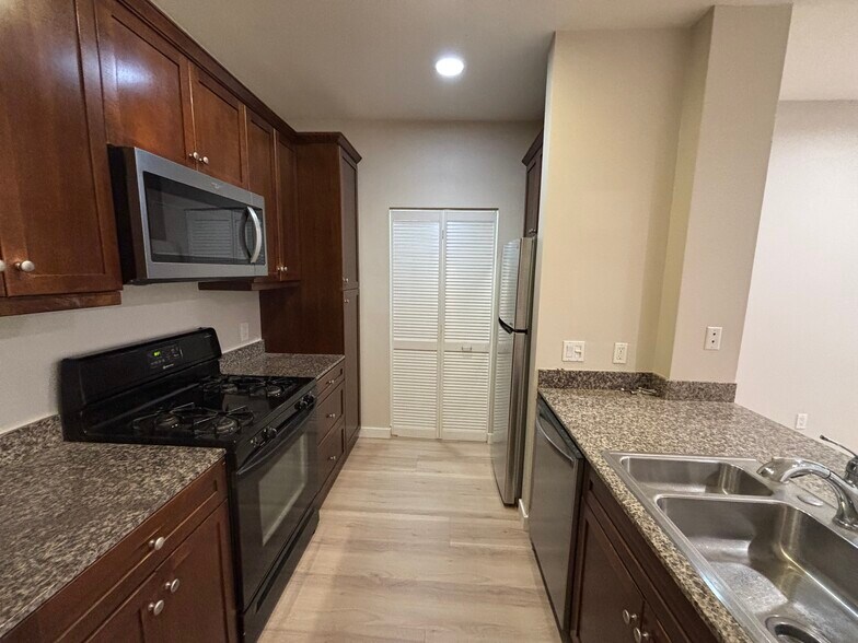 Building Photo - 2168 Scholarship