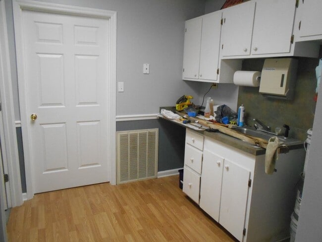 Building Photo - First floor conveniently located office suite