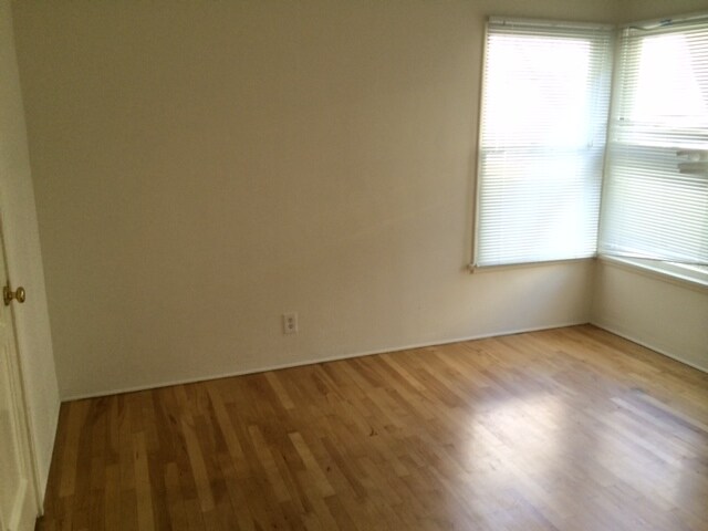 Building Photo - 609 Kelton Ave
