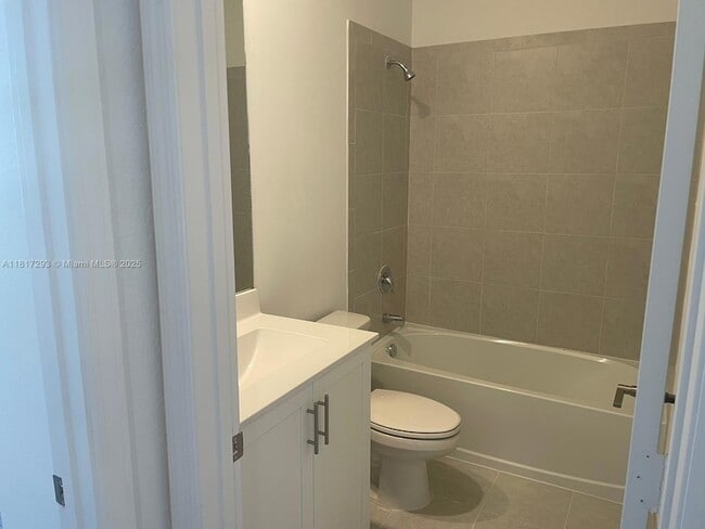 Building Photo - 805 NE 211th St