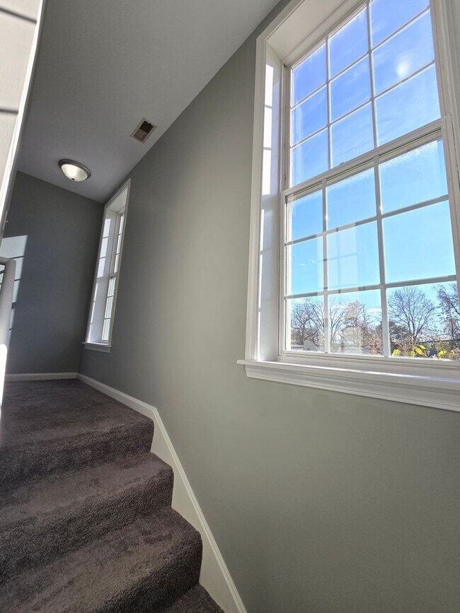 Building Photo - Updated 3 Bedrooms, 1.5 Bathrooms on a Dou...