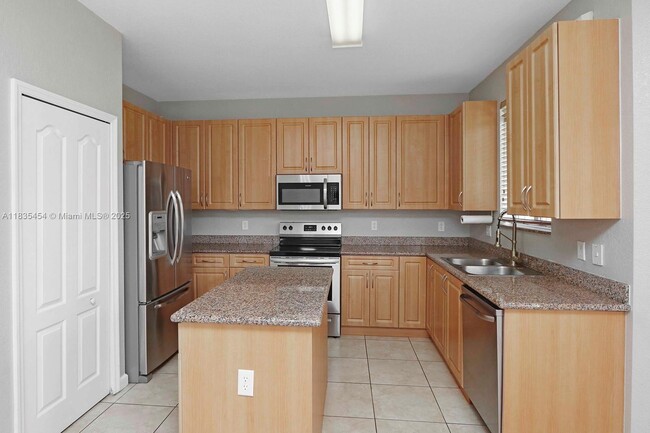 Building Photo - 1909 SE 22nd Ct