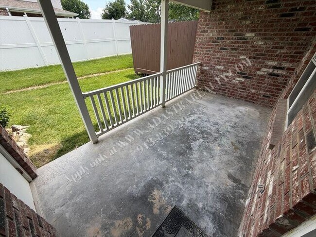 Building Photo - Beautiful Townhome in Olathe-Available NOW!!