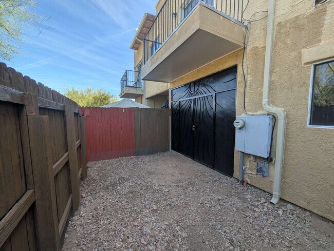 Building Photo - Renovated Townhouse with desert views.