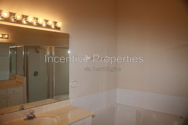 Building Photo - 817 Lakeworth Cir