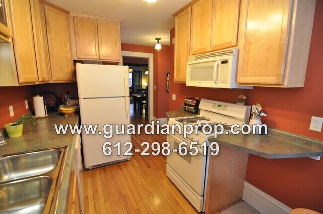 Building Photo - Merriam Park Condo Available September 1st, Main Floor Corner Unit, Hardwood Floors, Sunroom, Par...