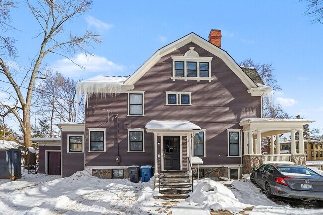 Building Photo - Fully Renovated 1 Bedroom in Historic Sloan Neighborhood $1099