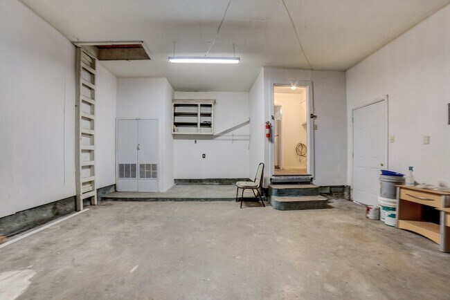 Building Photo - 3 BED 2 BATH! Schedule a tour today!