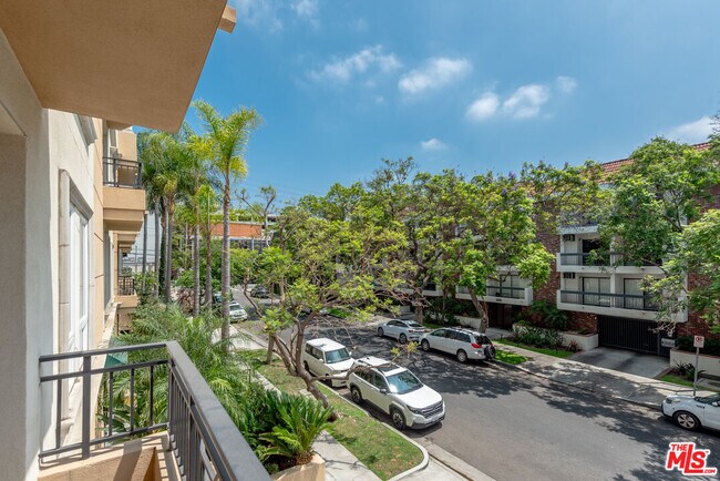Building Photo - 325 S Arnaz Dr