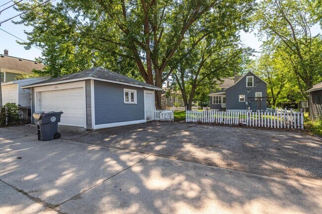 Building Photo - Gorgeous Northside Home with Quartz Countertops!