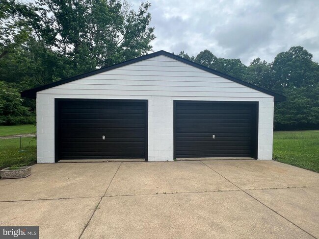 Building Photo - 9872 Red Hill Rd