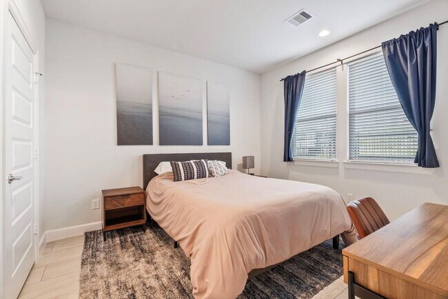 Building Photo - Great Opportunity! Modern three-story home located in the heart of EaDo, offering a well-designed...