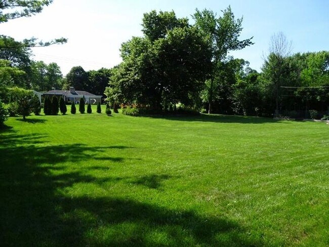 Building Photo - Spacious Ranch in Elm Grove!