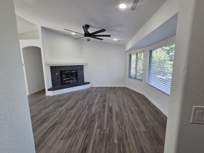 Building Photo - 5143 N Desert Ln