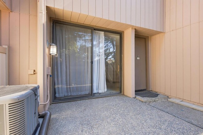 Building Photo - 536 Woodside Oaks
