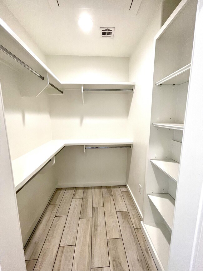 Building Photo - 613 E Center St