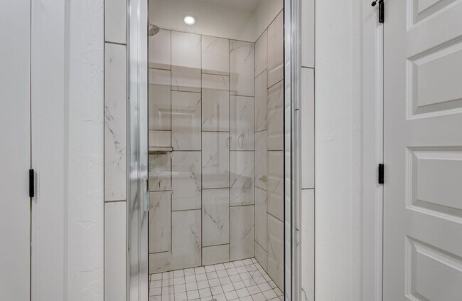 Building Photo - Stunning Brand New Duplex with Private Backyard in Edmond!