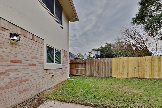 Building Photo - 16907 Spruce Run Dr