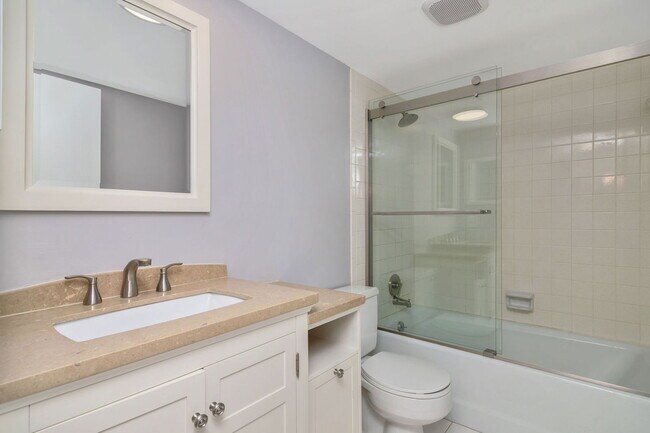 Building Photo - 1020 Palm View Dr