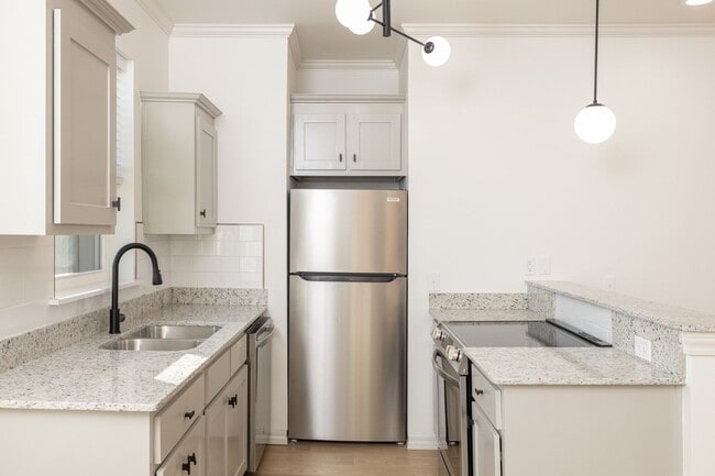 Building Photo - 1137 N Leverett Ave